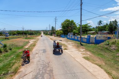 Trinidad, Küba - 6 Haziran 2019: Bulutlu ve güneşli bir günde küçük bir Küba Kasabasında bir yolun havadan görünümü.