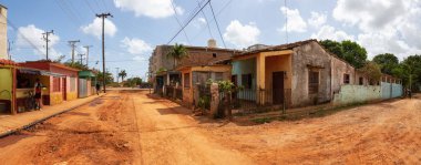 Trinidad, Küba - 08 Haziran 2019: Canlı güneşli bir günde küçük bir Küba Kasabasının Panoramik Sokak Manzarası.