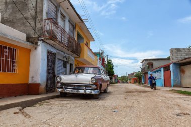 Trinidad, Küba - 11 Haziran 2019: Canlı güneşli bir günde küçük bir Küba Kasabasında Klasik Amerikan Arabasının Sokak Görünümü.