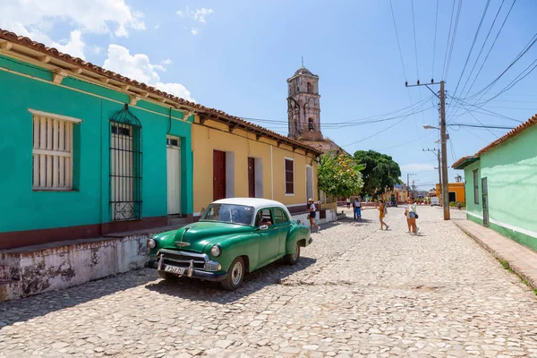 Trinidad, Küba - 6 Haziran 2019: Canlı güneşli bir günde küçük bir Küba Kasabasının sokaklarında eski bir Klasik Amerikan Arabasının Manzarası.