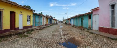 Trinidad, Küba - 11 Haziran 2019: Canlı güneşli bir günde küçük bir Küba Kasabasının Panoramik Sokak Manzarası.