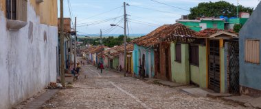 Trinidad, Küba - 11 Haziran 2019: Canlı güneşli bir günde küçük bir Küba Kasabasının Panoramik Sokak Manzarası.