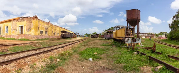 在阳光明媚和多云的日子里 与一辆旧火车一起欣赏废弃铁路公路站 拍摄于特立尼达 — 图库照片