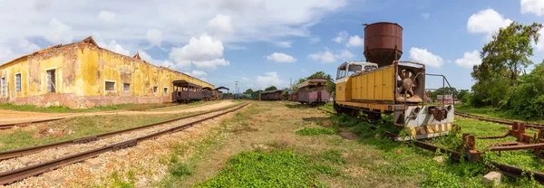 在阳光明媚和多云的日子里 与一辆旧火车一起欣赏废弃铁路公路站 拍摄于特立尼达 — 图库照片