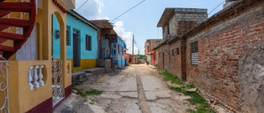 Bulutlu ve güneşli bir günde küçük bir Küba Kasabasında bir Yerleşim mahallepanoramik görünümü. Trinidad, Küba'da çekilmiş.