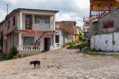 Bulutlu ve güneşli bir gün boyunca küçük bir Küba Kasabasında Yerleşim mahalle. Trinidad, Küba'da çekilmiş.