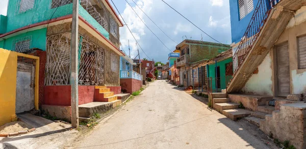 Bulutlu Güneşli Bir Günde Küçük Bir Küba Kasabasında Bir Yerleşim — Stok fotoğraf