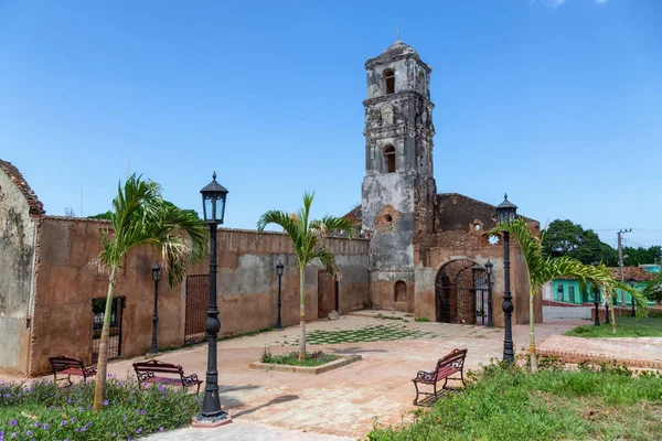 活気に満ちた晴れた日の小さな観光キューバの町の教会 トリニダード キューバ で撮影 — ストック写真