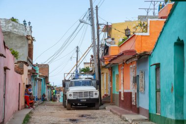 Trinidad, Küba - 6 Haziran 2019: Canlı güneşli bir günde küçük bir Küba Kasabasının sokaklarında çalışan erkekler.