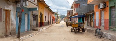 Trinidad, Küba - 11 Haziran 2019: Canlı güneşli bir günde küçük bir Küba Kasabasının Panoramik Sokak Manzarası.