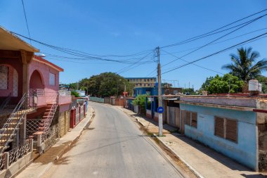 Trinidad, Küba - 6 Haziran 2019: Bulutlu ve güneşli bir günde küçük bir Küba Kasabasında bir yolun havadan görünümü.