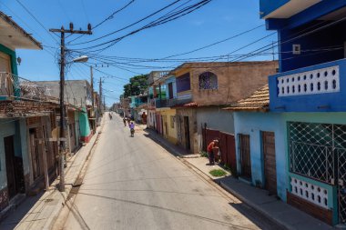 Trinidad, Küba - 6 Haziran 2019: Bulutlu ve güneşli bir günde küçük bir Küba Kasabasında bir yolun havadan görünümü.