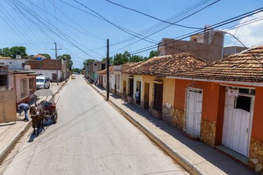 Trinidad, Küba - 6 Haziran 2019: Bulutlu ve güneşli bir günde küçük bir Küba Kasabasında bir yolun havadan görünümü.
