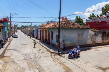 Trinidad, Küba - 6 Haziran 2019: Bulutlu ve güneşli bir günde küçük bir Küba Kasabasında bir yolun havadan görünümü.