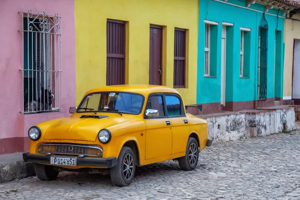 Trinidad Kuba Czerwca 2019 Stary Żółty Samochód Kolorowymi Budynkami Tle — Zdjęcie stockowe