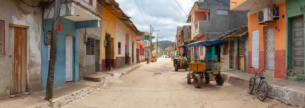 Trinidad, Küba - 11 Haziran 2019: Canlı güneşli bir günde küçük bir Küba Kasabasının Panoramik Sokak Manzarası.
