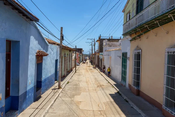 Trinidad, Küba - 6 Haziran 2019: Bulutlu ve güneşli bir günde küçük bir Küba Kasabasında bir yolun havadan görünümü.