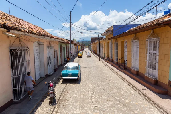Trinidad, Küba - 6 Haziran 2019: Bulutlu ve güneşli bir günde küçük bir Küba Kasabasında bir yolun havadan görünümü.