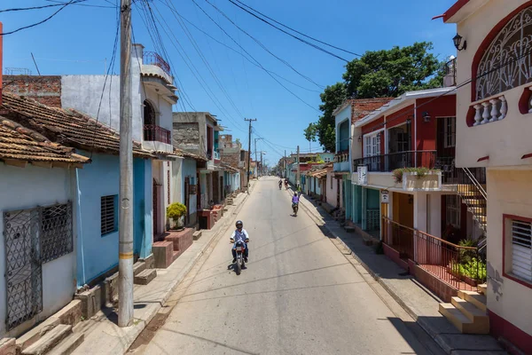 Trinidad, Küba - 6 Haziran 2019: Bulutlu ve güneşli bir günde küçük bir Küba Kasabasında bir yolun havadan görünümü.