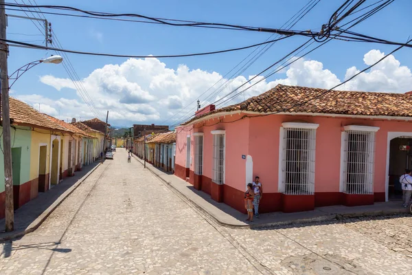 Trinidad, Küba - 6 Haziran 2019: Bulutlu ve güneşli bir günde küçük bir Küba Kasabasında bir yolun havadan görünümü.