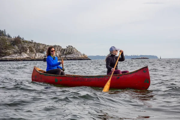 Couple Adventurous Female Friends Red Canoe Paddling Howe Sound Cloudy — Stock Photo, Image