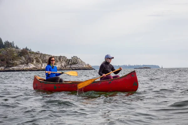 Deux Amies Aventureuses Sur Canot Rouge Pagayent Dans Détroit Howe — Photo