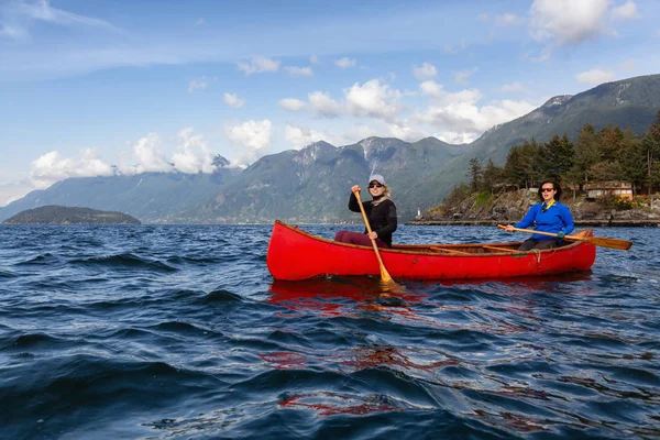 Para Przygód Żeńskich Przyjaciół Czerwonym Canoe Wiosłowanie Howe Sound Podczas — Zdjęcie stockowe