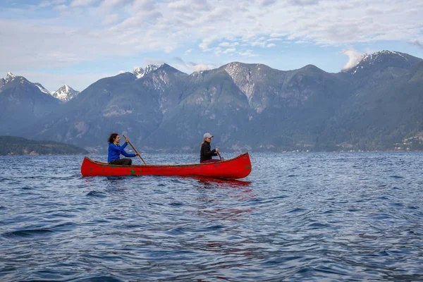 Para Przygód Żeńskich Przyjaciół Czerwonym Canoe Wiosłowanie Howe Sound Podczas — Zdjęcie stockowe