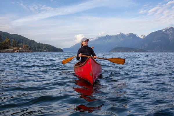 Para Przygód Żeńskich Przyjaciół Czerwonym Canoe Wiosłowanie Howe Sound Podczas — Zdjęcie stockowe