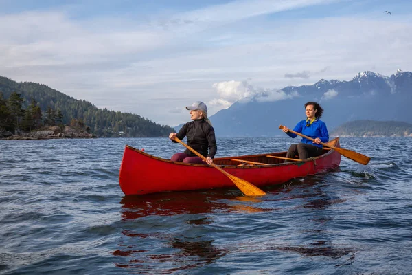 Para Przygód Żeńskich Przyjaciół Czerwonym Canoe Wiosłowanie Howe Sound Podczas — Zdjęcie stockowe