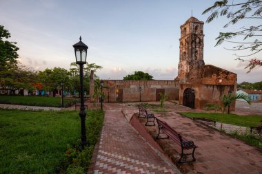 Canlı güneşli ve bulutlu gündoğumu sırasında küçük bir turistik Küba Town bir Kilisenin Güzel Görünümü. Trinidad, Küba'da çekilmiş.