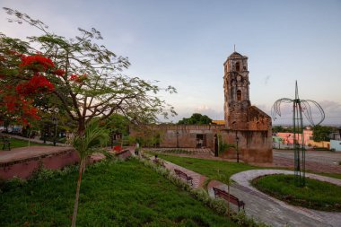Canlı güneşli ve bulutlu gündoğumu sırasında küçük bir turistik Küba Town bir Kilisenin Güzel Görünümü. Trinidad, Küba'da çekilmiş.