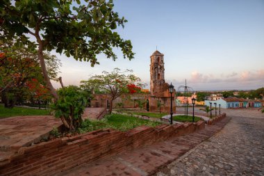 Canlı güneşli ve bulutlu gündoğumu sırasında küçük bir turistik Küba Town bir Kilisenin Güzel Görünümü. Trinidad, Küba'da çekilmiş.