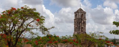 Canlı güneşli ve bulutlu bir gün boyunca küçük bir turistik Küba Town bir Kilisenin Panoramik Görünümü. Trinidad, Küba'da çekilmiş.