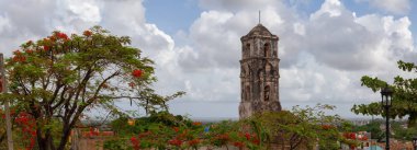 Canlı güneşli ve bulutlu bir gün boyunca küçük bir turistik Küba Town bir Kilisenin Panoramik Görünümü. Trinidad, Küba'da çekilmiş.