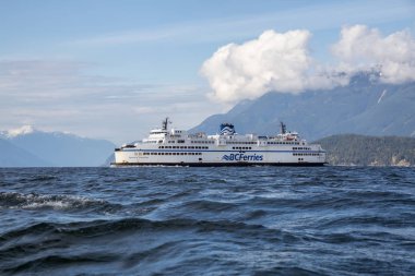 Batı Vancouver, British Columbia, Kanada - 21 Nisan 2019: Güneşli ve bulutlu bir günde Horseshoe Bay Terminali'nden ayrılan Bc Ferries Boat'ın su perspektifinden görünümü.