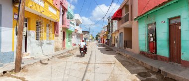 Trinidad, Küba - 08 Haziran 2019: Canlı güneşli bir günde küçük bir Küba Kasabasının Panoramik Sokak Manzarası.