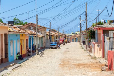 Trinidad, Küba - 6 Haziran 2019: Canlı güneşli bir günde küçük bir turistik Küba Kasabasının Sokak Manzarası.