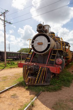 Trinidad, Küba - 08 Haziran 2019: Güneşli ve bulutlu bir günde eski bir trenle terk edilmiş bir tren istasyonunun görünümü.