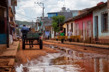 Trinidad, Küba - 10 Haziran 2019: Canlı güneşli bir günde küçük bir Küba Kasabasının Issız ve Kirli Sokak Görünümü.