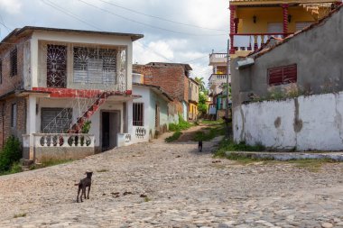 Bulutlu ve güneşli bir gün boyunca küçük bir Küba Kasabasında Yerleşim mahalle. Trinidad, Küba'da çekilmiş.