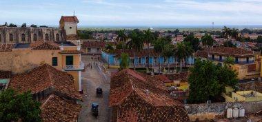 Güneşli ve bulutlu bir yaz günü küçük bir turistik Küba Kasabası havadan panoramik görünümü. Trinidad, Küba'da çekilmiş.