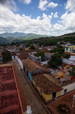 Güneşli ve bulutlu bir yaz günü küçük bir turistik Küba Kasabası havadan panoramik görünümü. Trinidad, Küba'da çekilmiş.