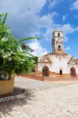 Canlı güneşli bir gün boyunca küçük bir turistik Küba Town Kilisesi. Trinidad, Küba'da çekilmiş.