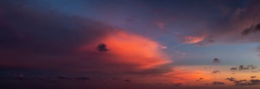 Bulutlu ve renkli bir gün batımı sırasında bir bulutlu manzara dramatik Panoramik Görünümü. Trinidad, Küba'da Beach Ancon'u ele geçirdi.