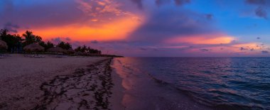 Dramatik bulutlu gün batımı sırasında Triniday, Küba'da Karayip Denizi'nde kumlu bir plaj, Playa Ancon, güzel Panoramik görünümü.