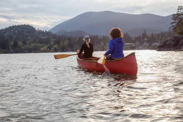 Para Przygód Żeńskich Przyjaciół Czerwonym Canoe Wiosłowanie Howe Sound Podczas — Zdjęcie stockowe