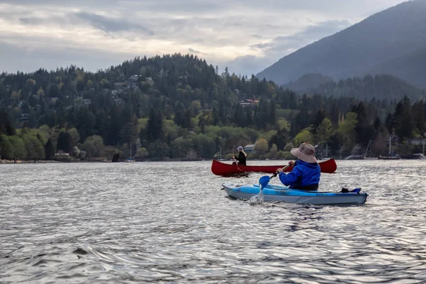 Dobrodružní Přátelé Červené Kánoi Kajaku Vměšují Howe Sound Během Oblačné — Stock fotografie