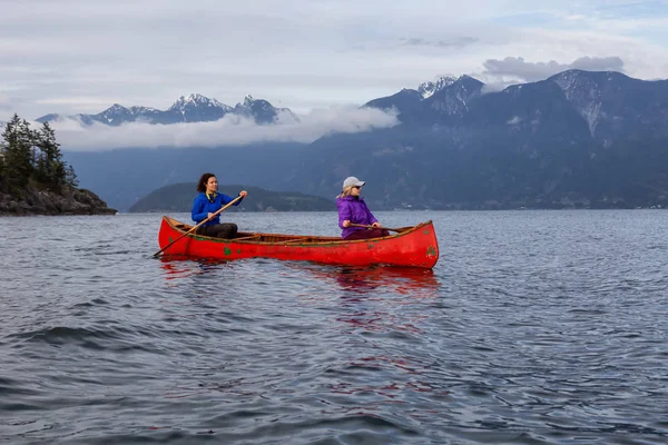 Para Przygód Żeńskich Przyjaciół Czerwonym Canoe Wiosłowanie Howe Sound Podczas — Zdjęcie stockowe