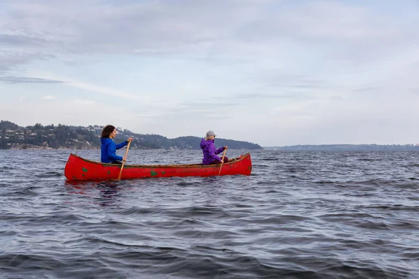 Par Äventyrslystna Kvinnliga Vänner Röd Kanot Paddlar Howe Sound Molnig — Stockfoto